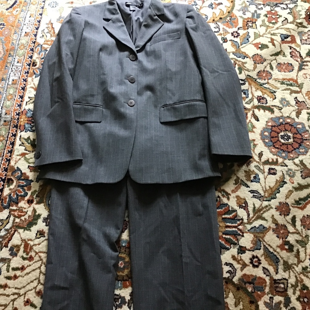 DKNY grey pinstripe pantsuit size 6